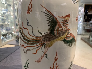 Un vase de forme rouleau en porcelaine de Chine famille verte, marque et &eacute;poque de Kangxi